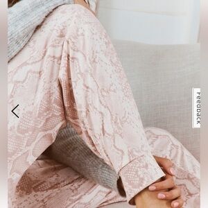 026 VINCE CAMUTO LAYLA SINGLE JOGGER LIGHT PINK SNAKE SKIN PRINT LARGE- NWT